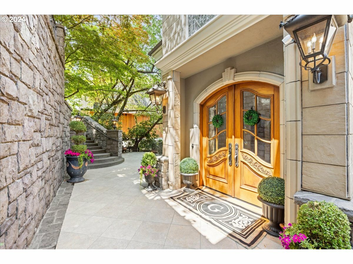 Property Photo: 1527 Lake Front Rd OR 97034