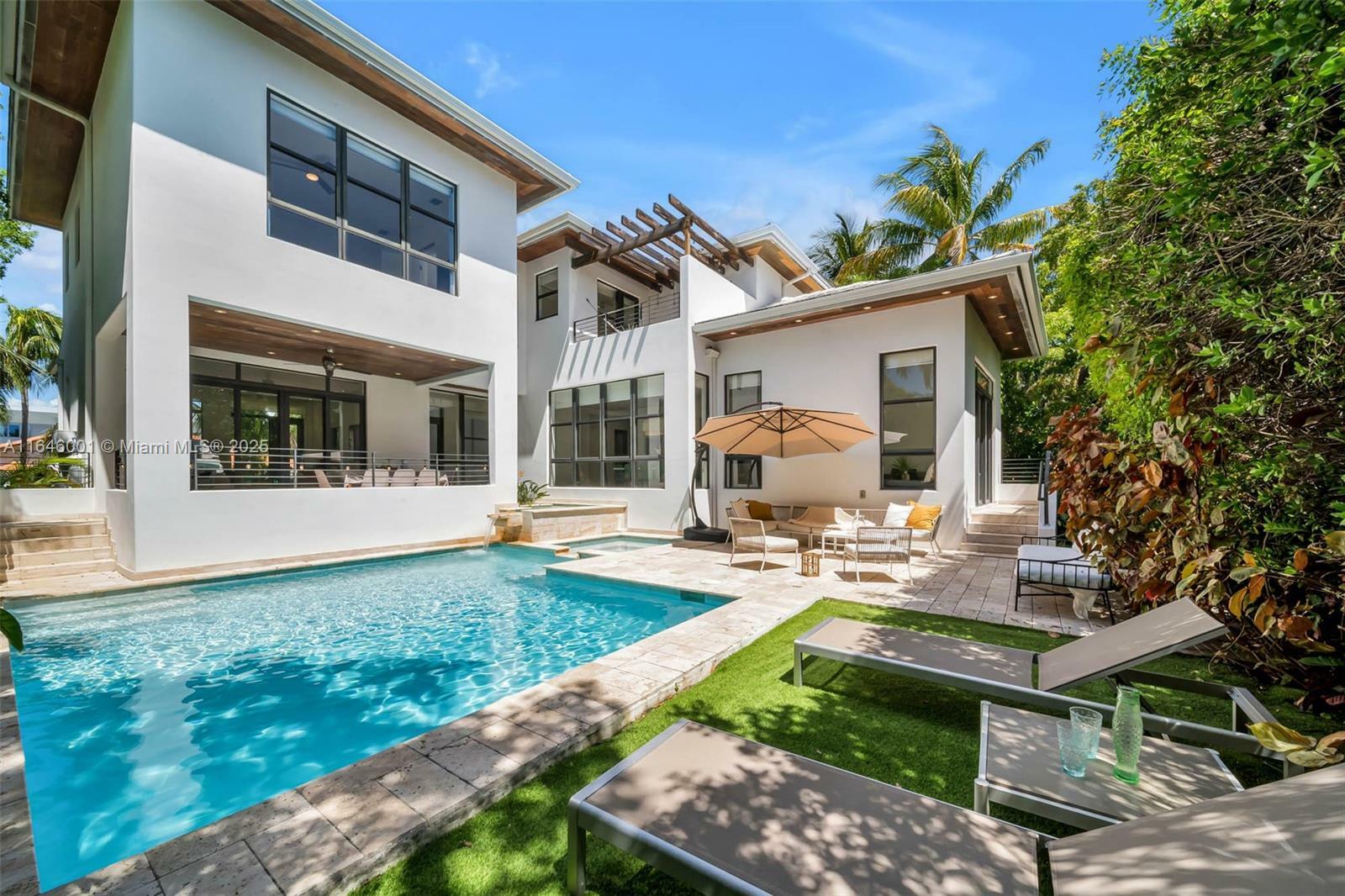Property Photo: 561 Hampton Ln FL 33149