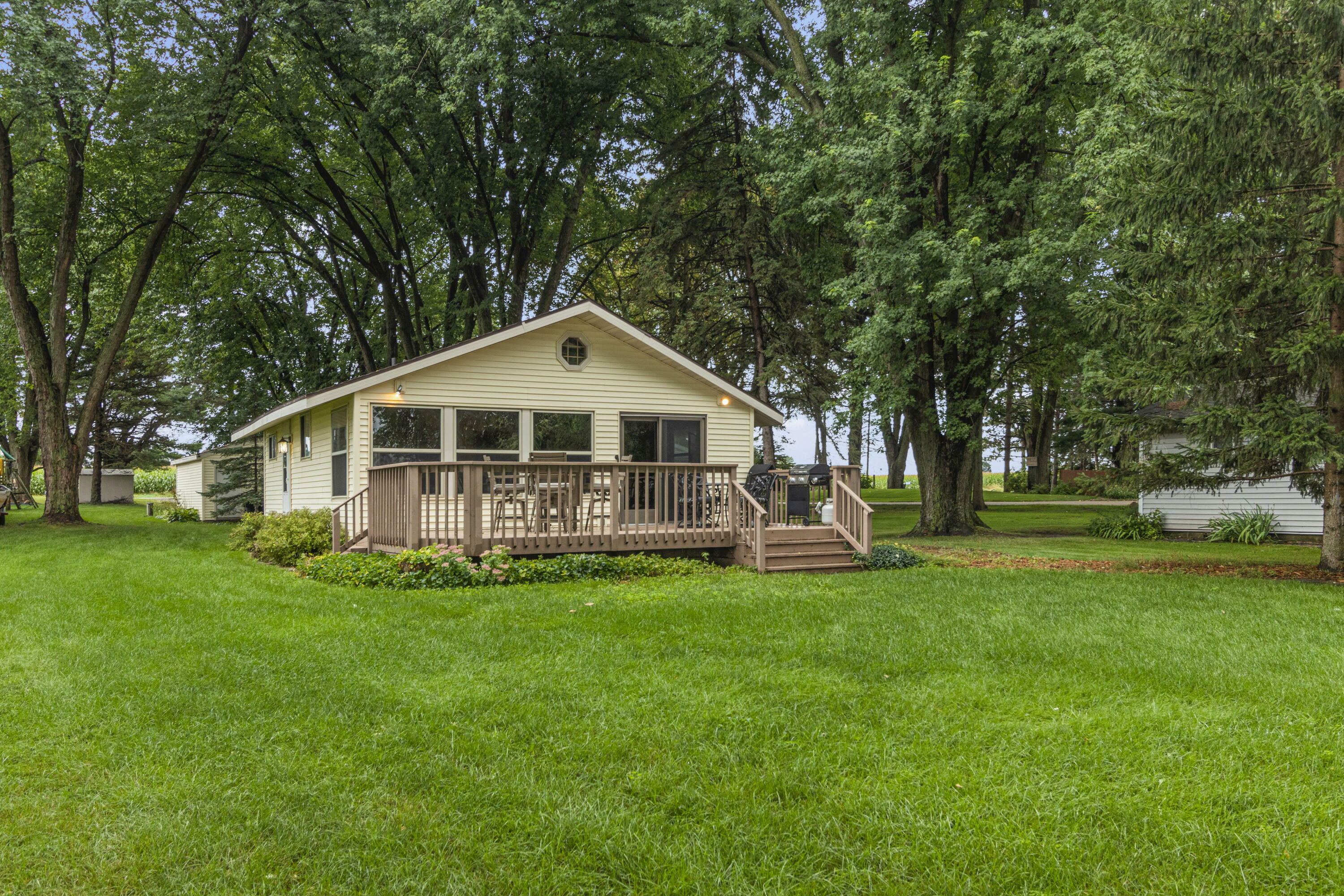 Property Photo:  W10422 Sunny Point Rd  WI 53916 