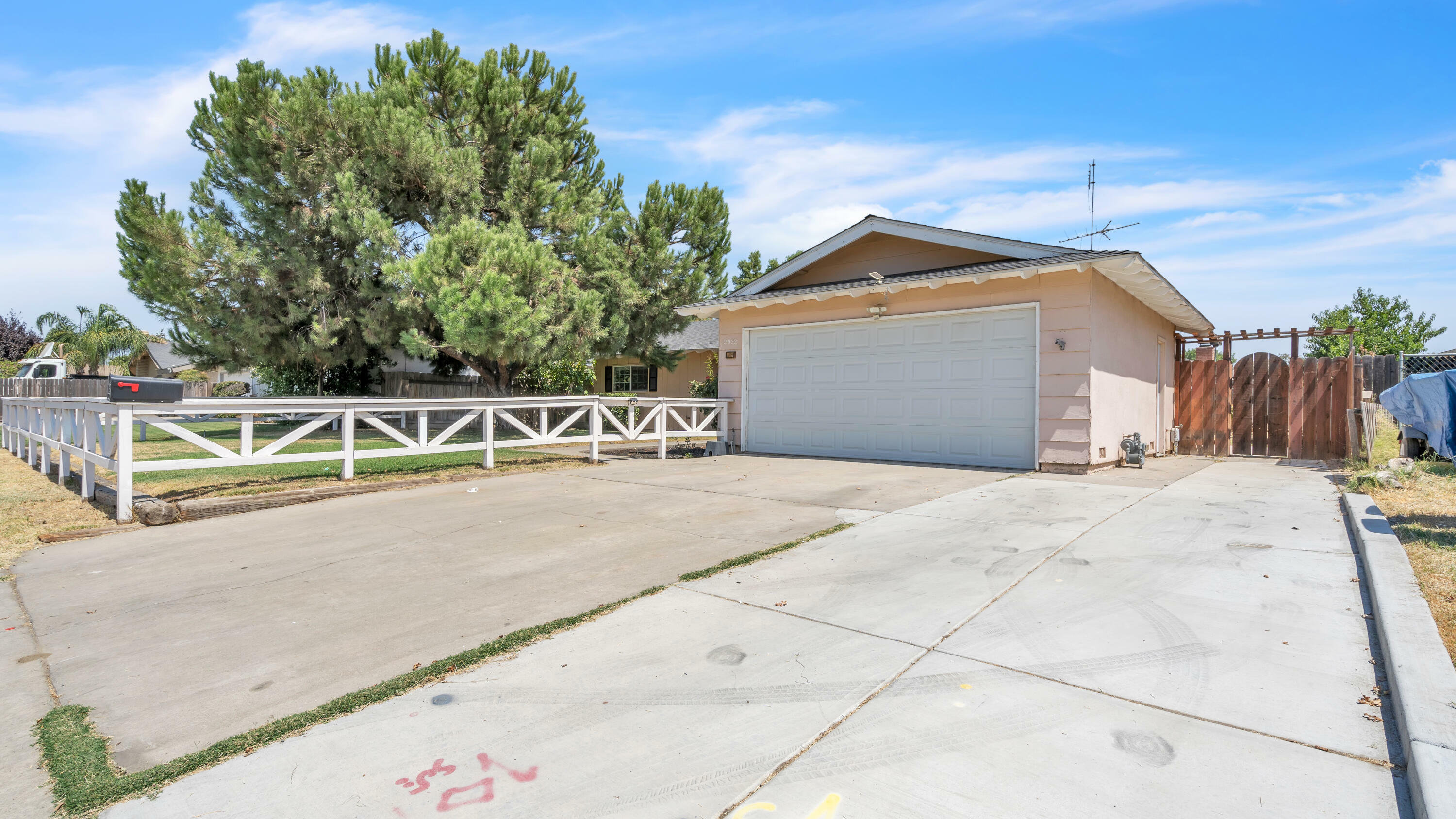 Property Photo:  2922 S County Center Drive  CA 93277 