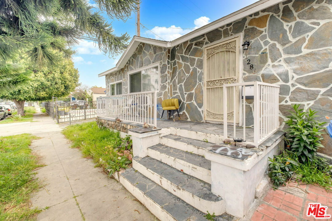 Property Photo:  1286  W 39th Pl  CA 90037 