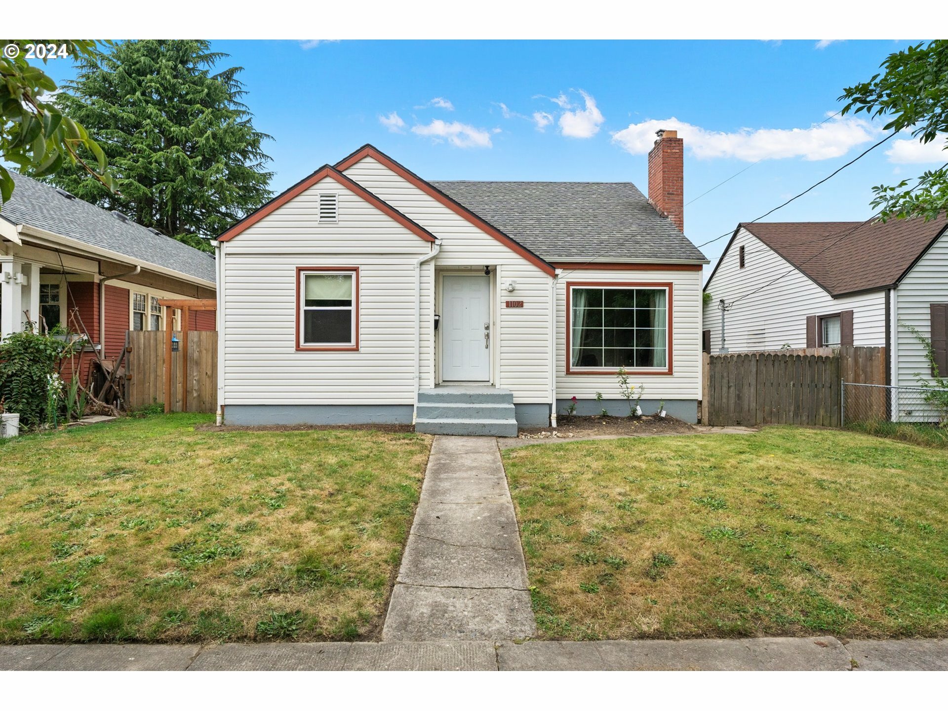 Property Photo:  1102 S 3rd Ave  WA 98626 