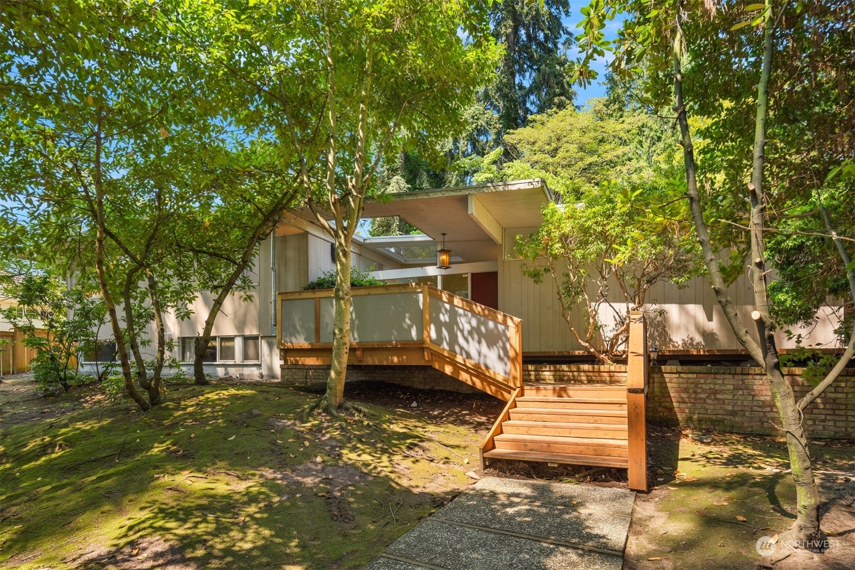 Property Photo:  223 Overlake Drive E  WA 98039 