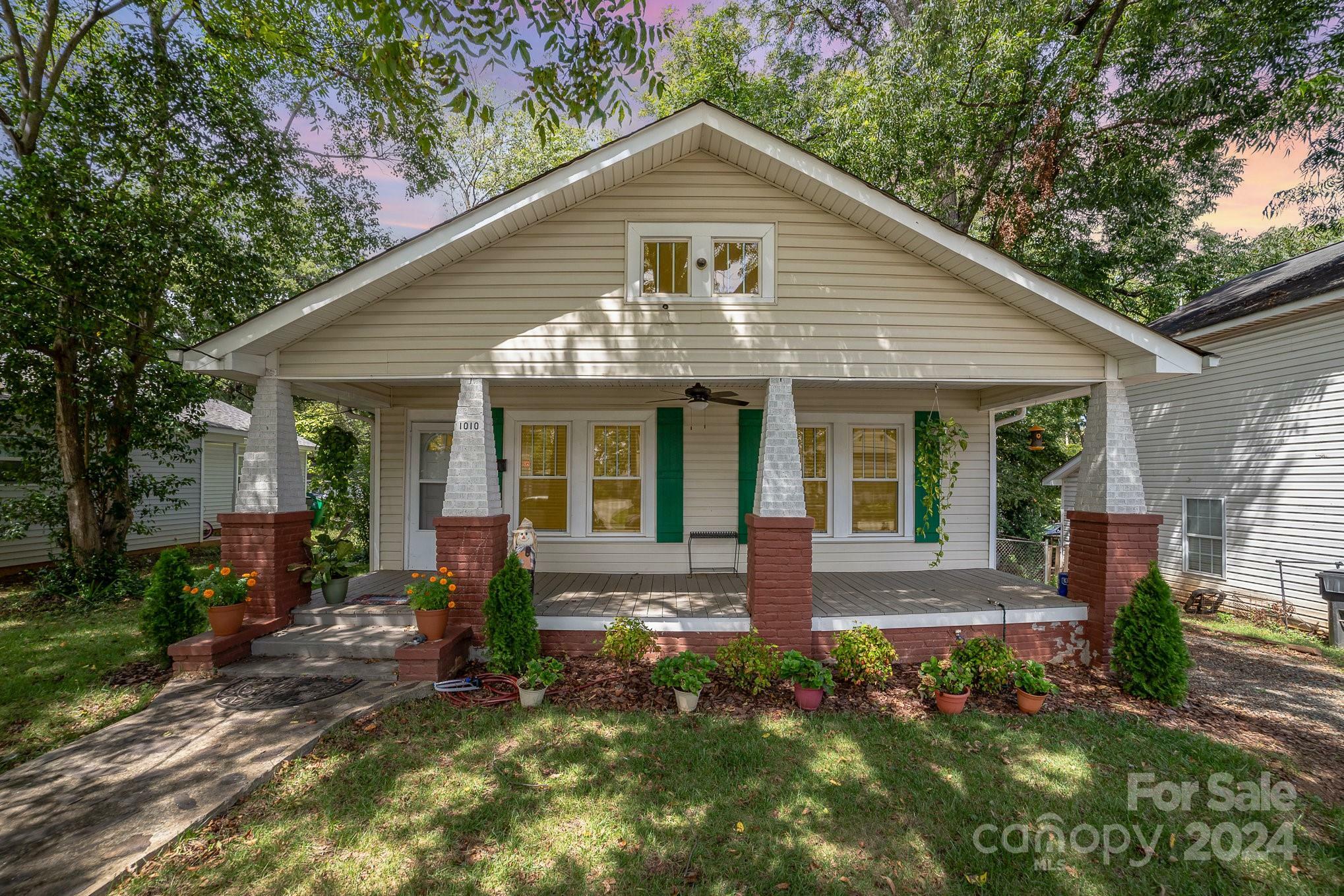 Property Photo:  1010 Pryor Street  NC 28208 