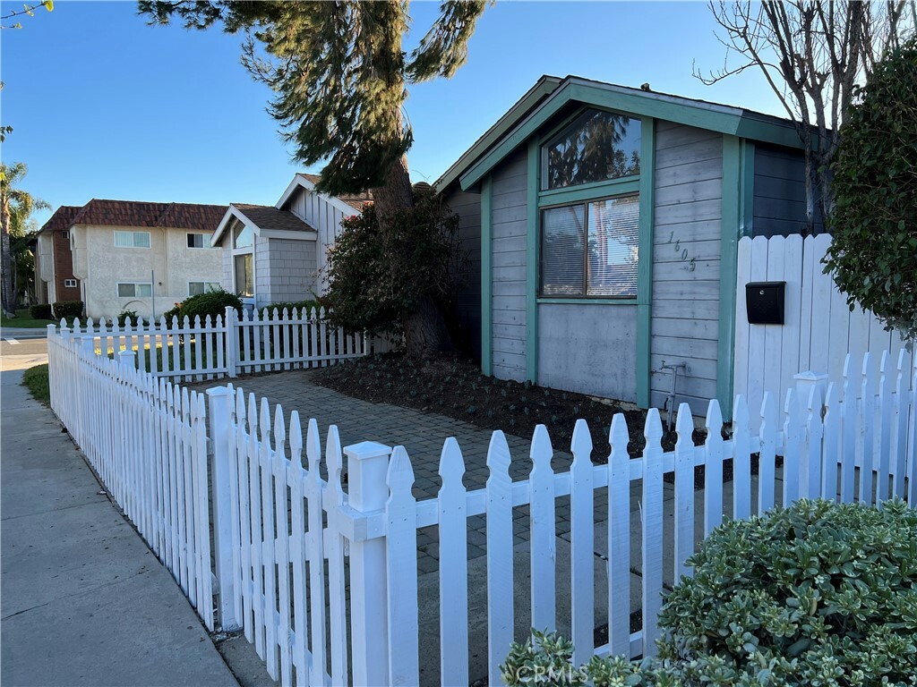 Property Photo:  1605 Huntington Street  CA 92648 