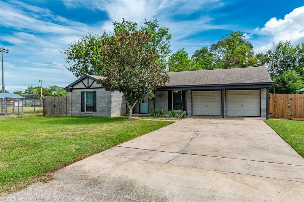 Property Photo:  1503 Meadow Lane  TX 77511 