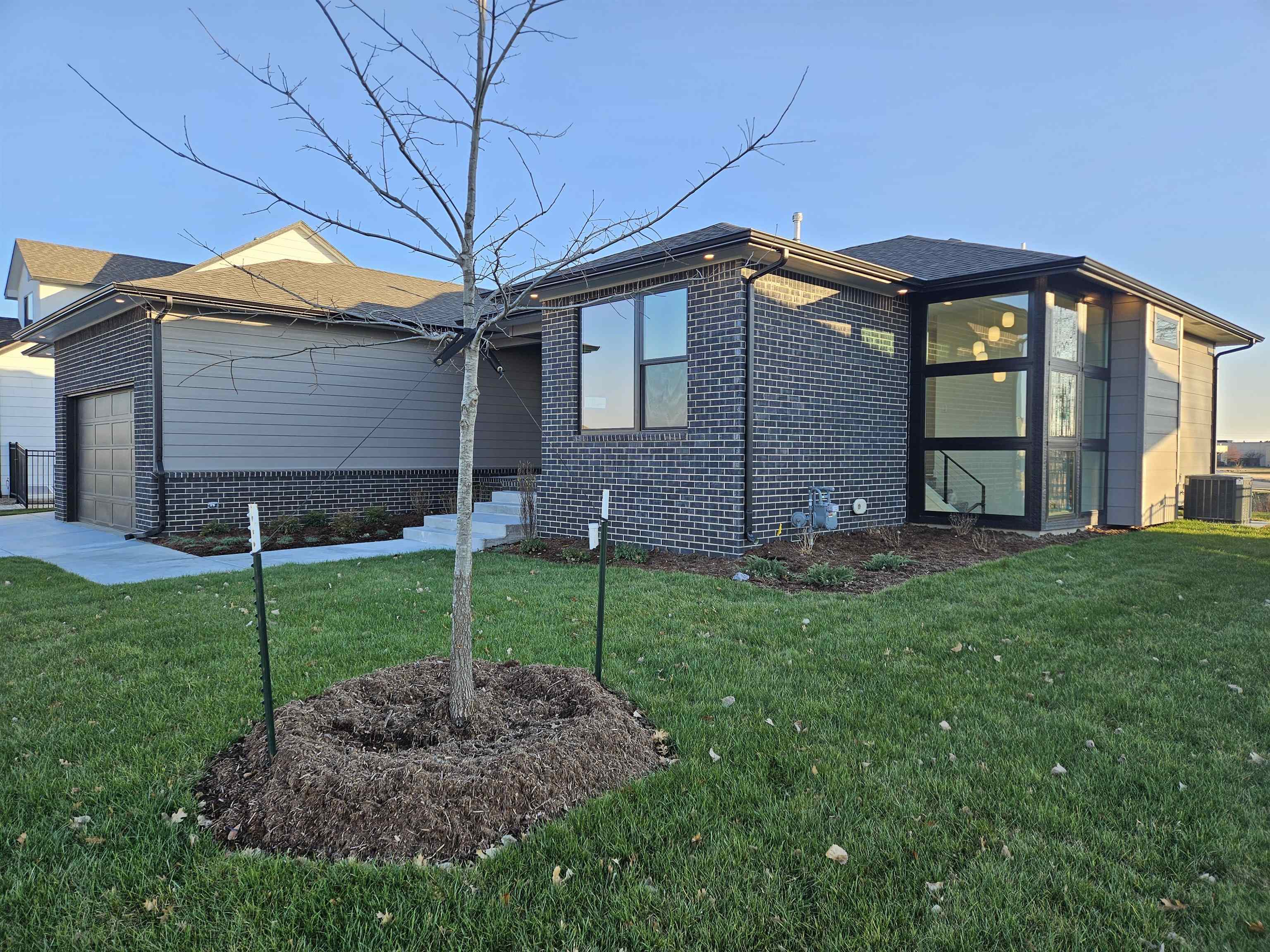 Property Photo:  1213 W Lakeway Ct  KS 67002 