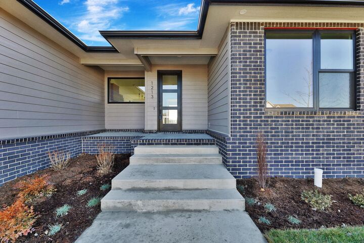 Property Photo:  1213 W Lakeway Ct  KS 67002