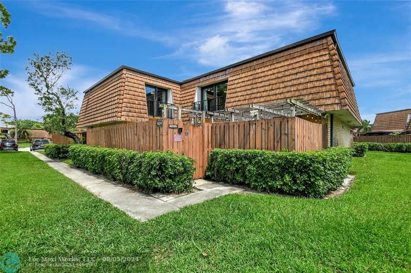 Property Photo:  1624 16th Ln 1624  FL 33463 