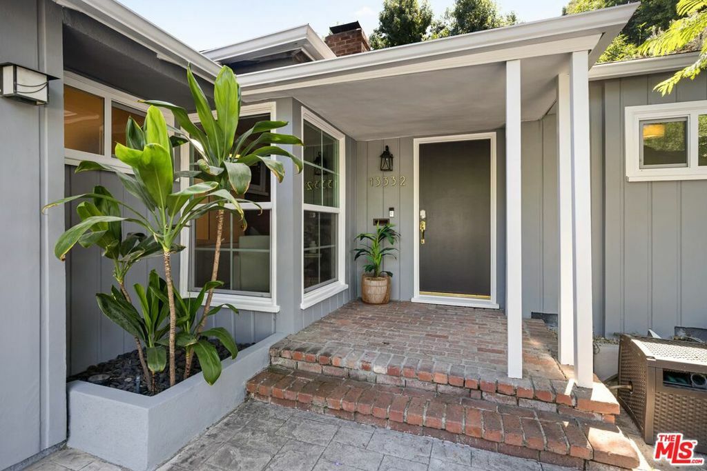 Property Photo:  13332 Valleyheart Drive  CA 91423 