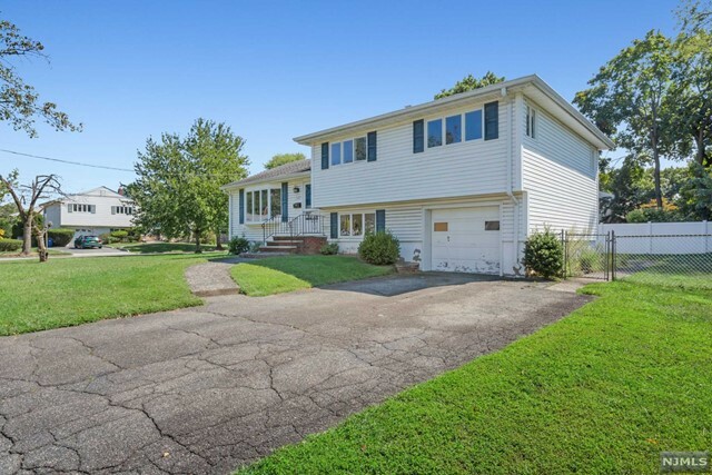 Property Photo:  322 Shea Drive  NJ 07646 