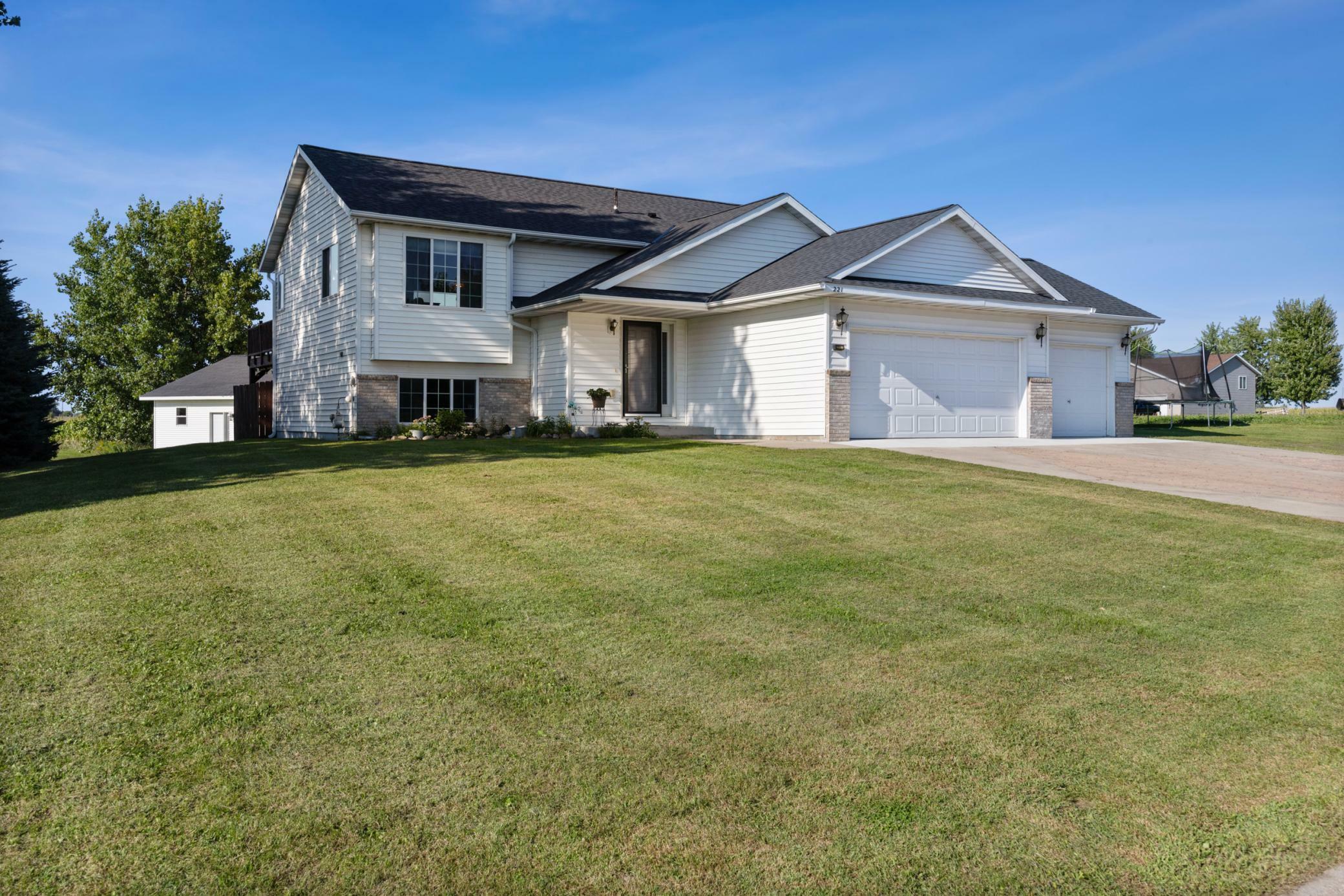 Property Photo:  221 Glen Lane N  MN 55389 