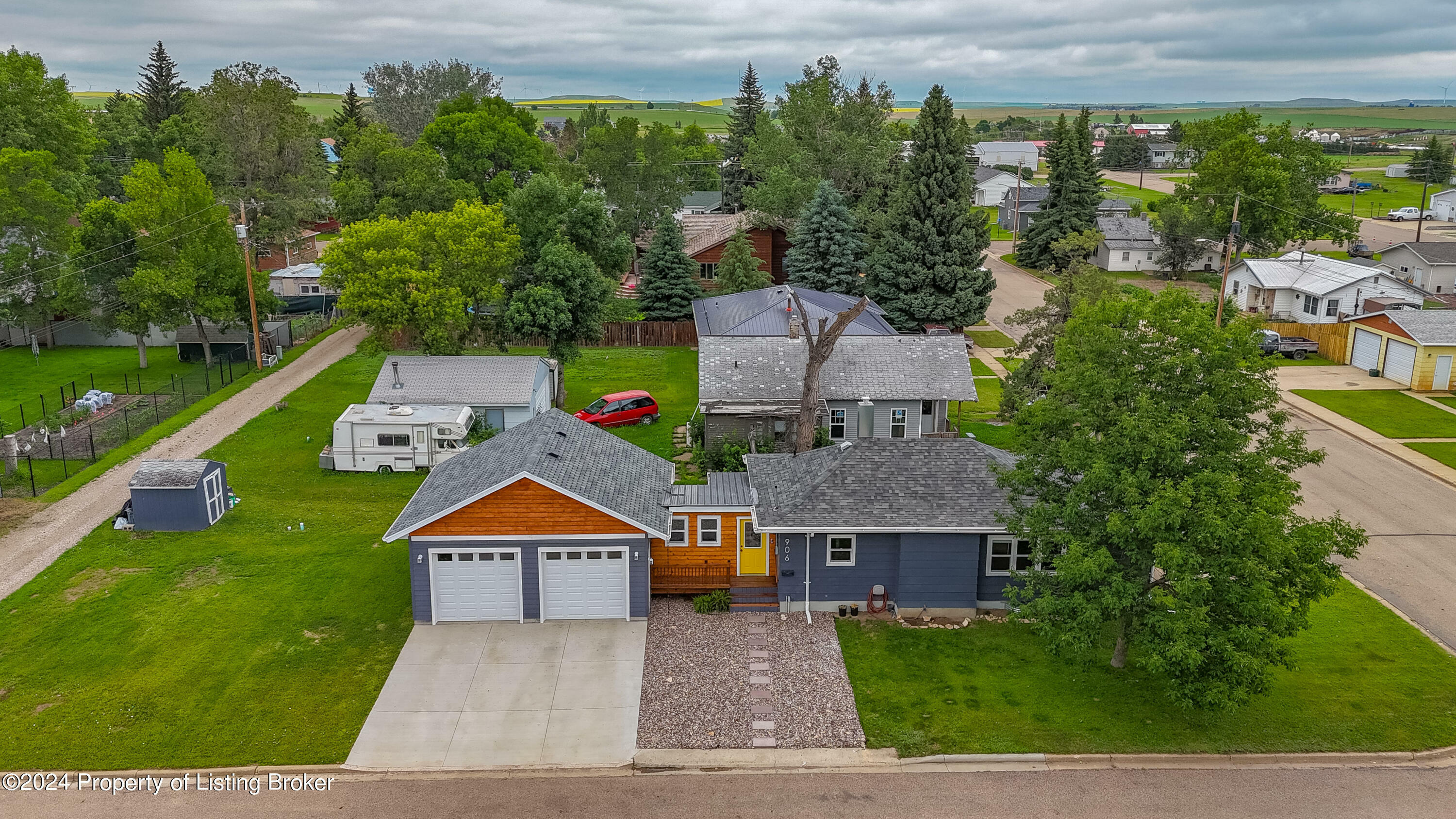 Property Photo:  906 2nd Avenue E  ND 58647 