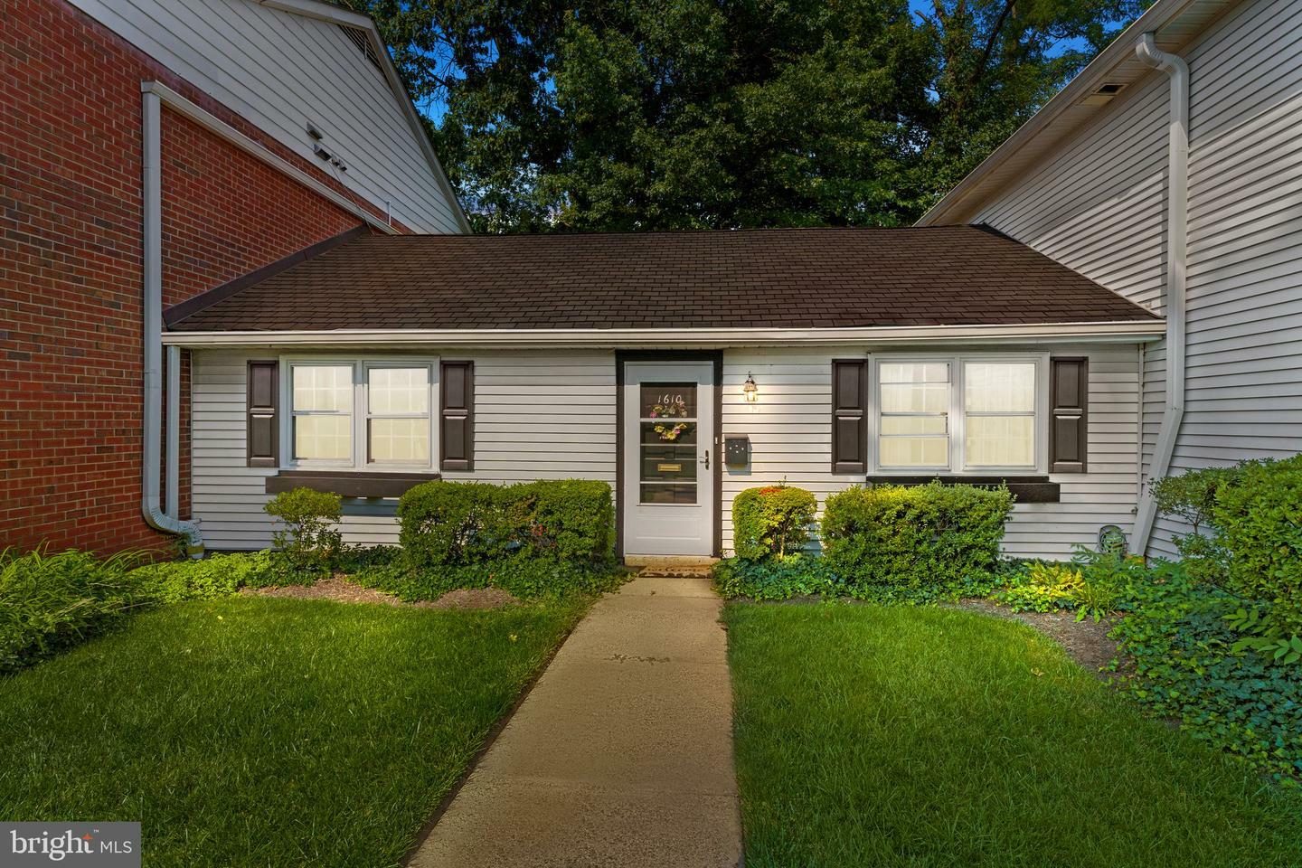 Property Photo:  1610 Yardley Commons  PA 19067 