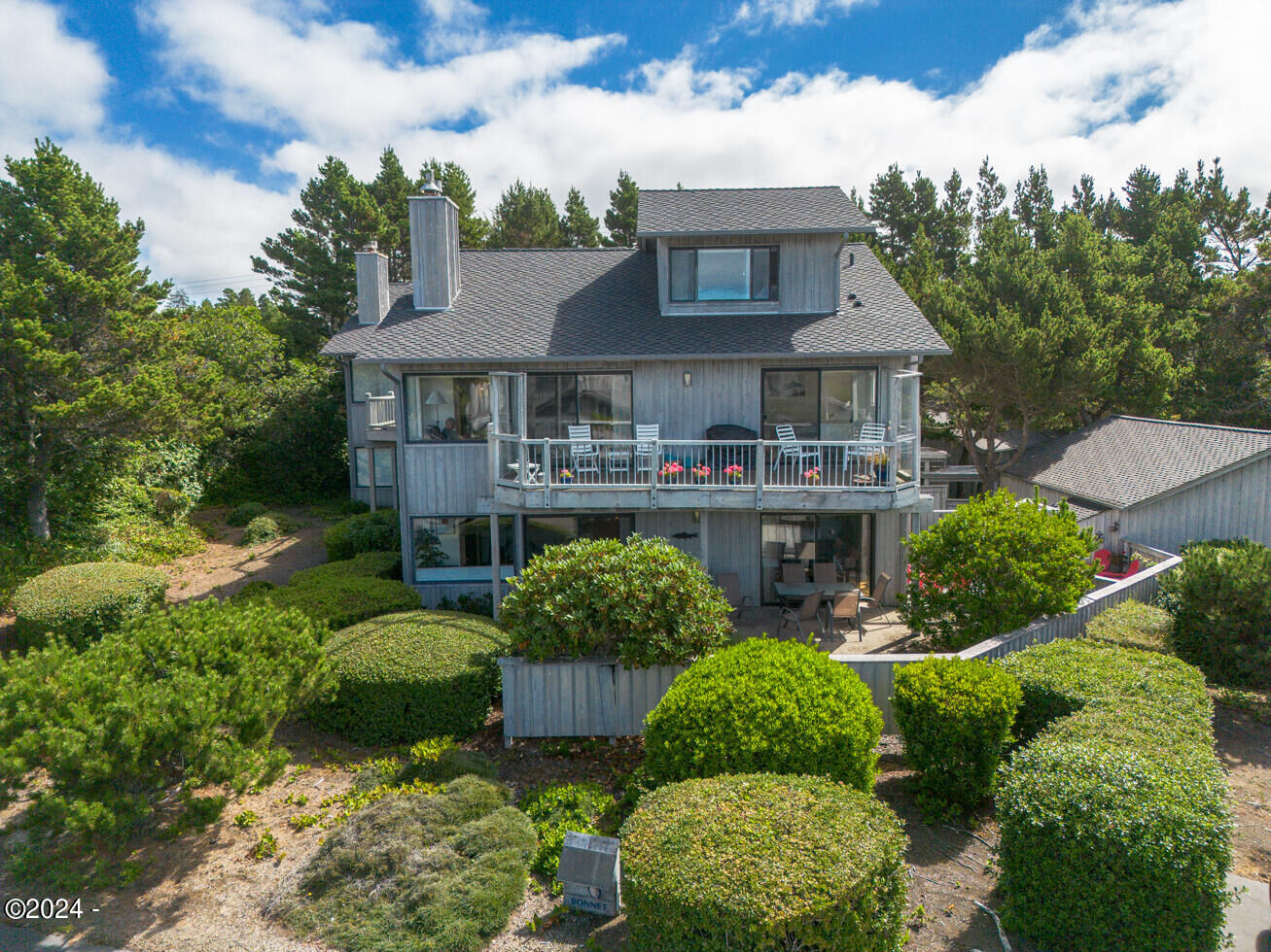 Property Photo:  4175 US-101 J-3  OR 97341