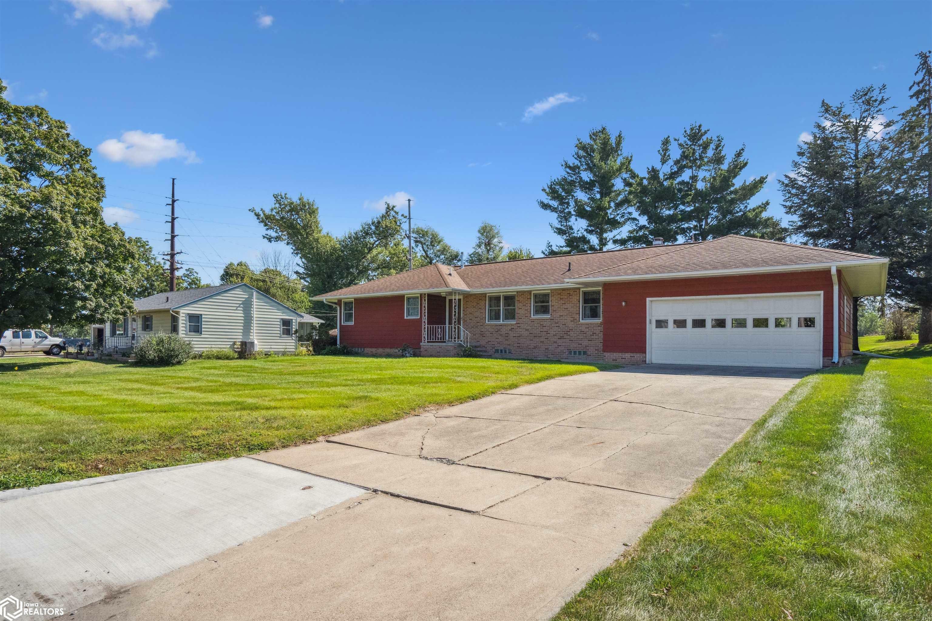 Property Photo:  304 Brentwood Road  IA 50158 