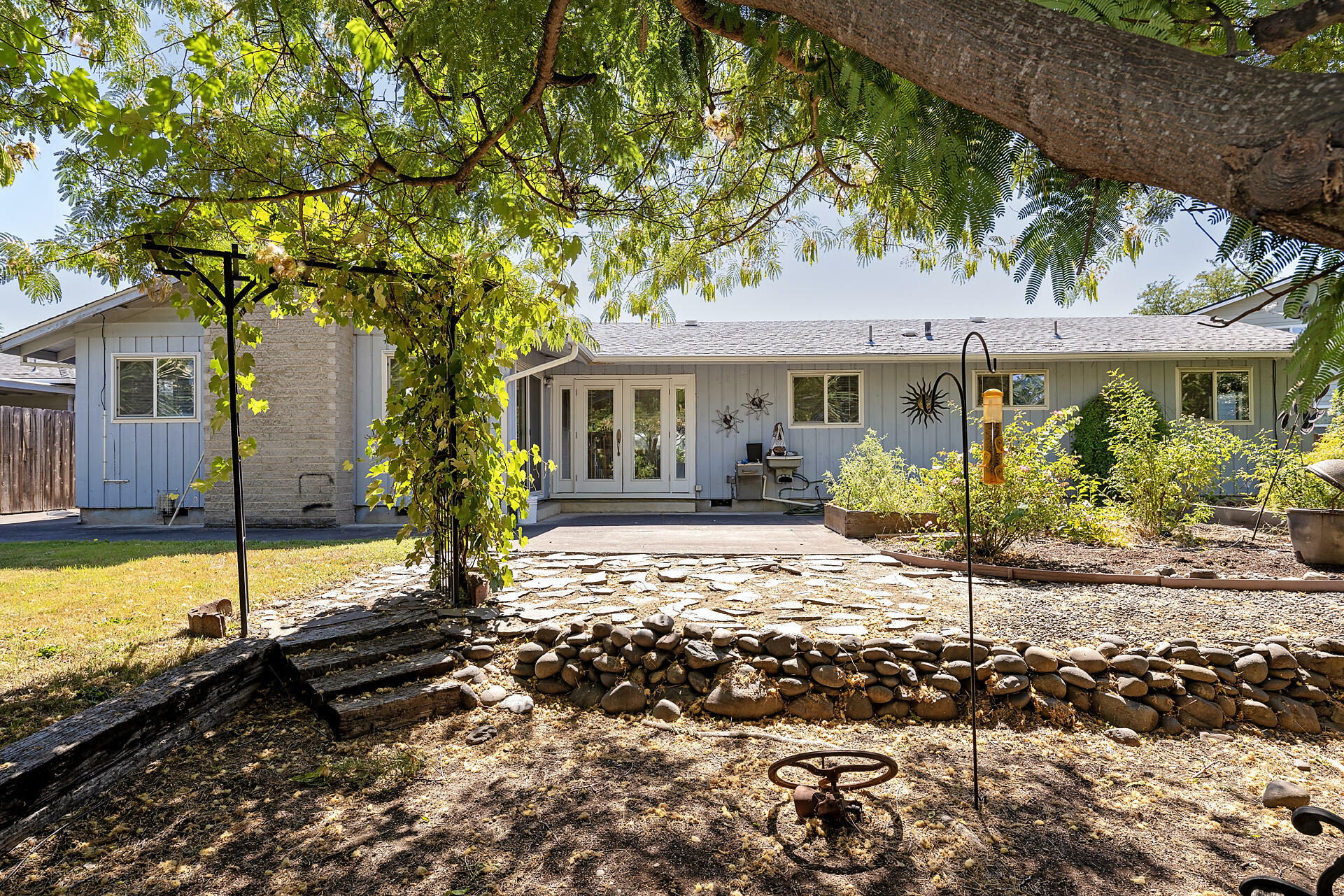 Property Photo:  1701 Camellia Avenue  OR 97504 