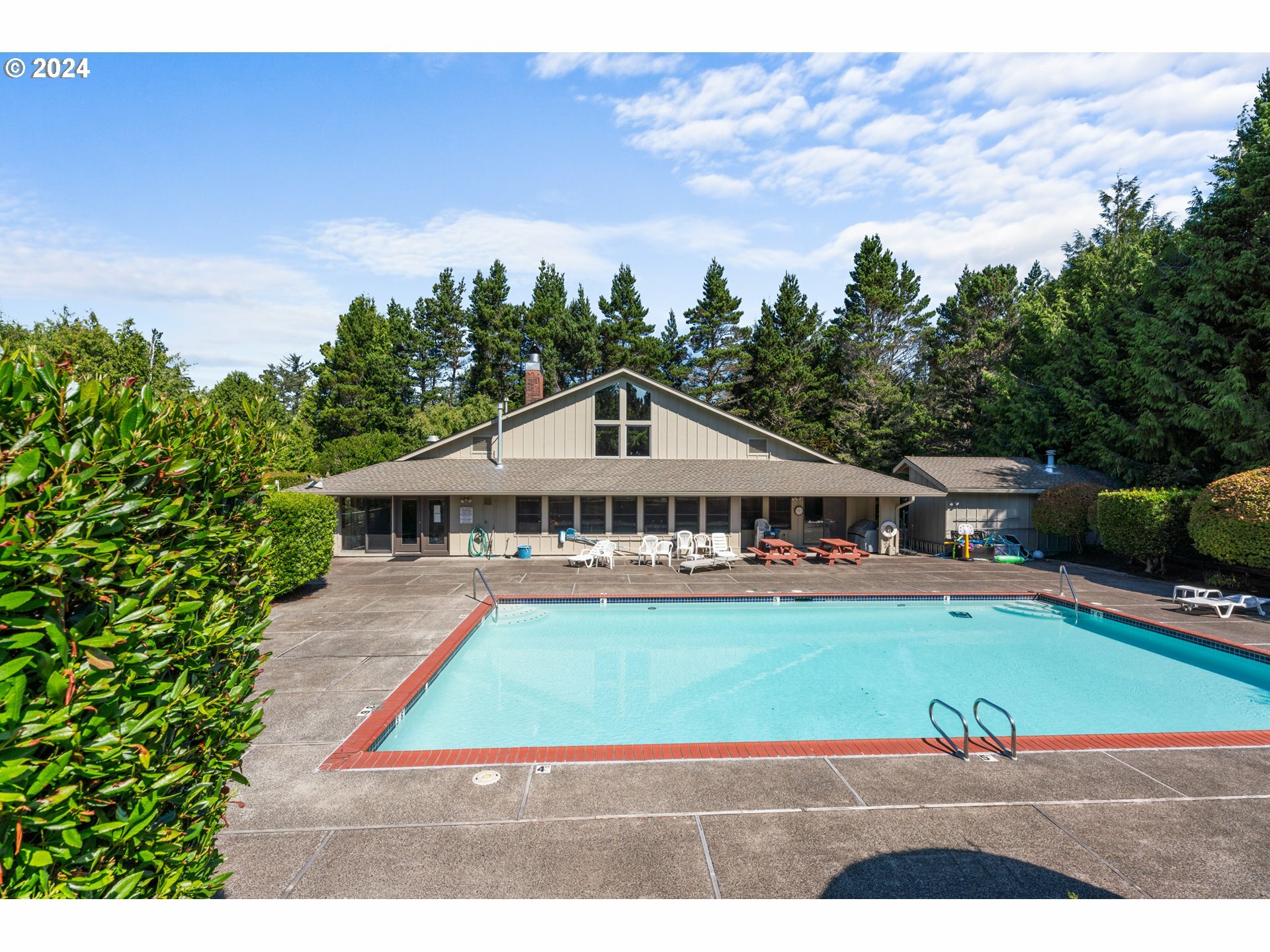 Property Photo: 315 Seagrove Loop OR 97367