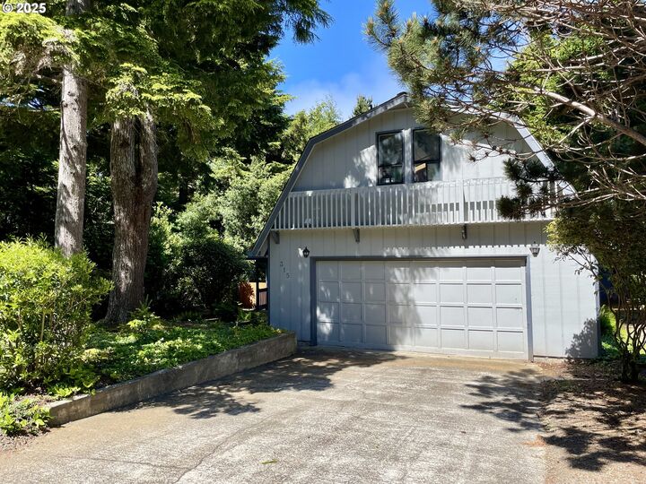 Property Photo: 315 Seagrove Loop OR 97367