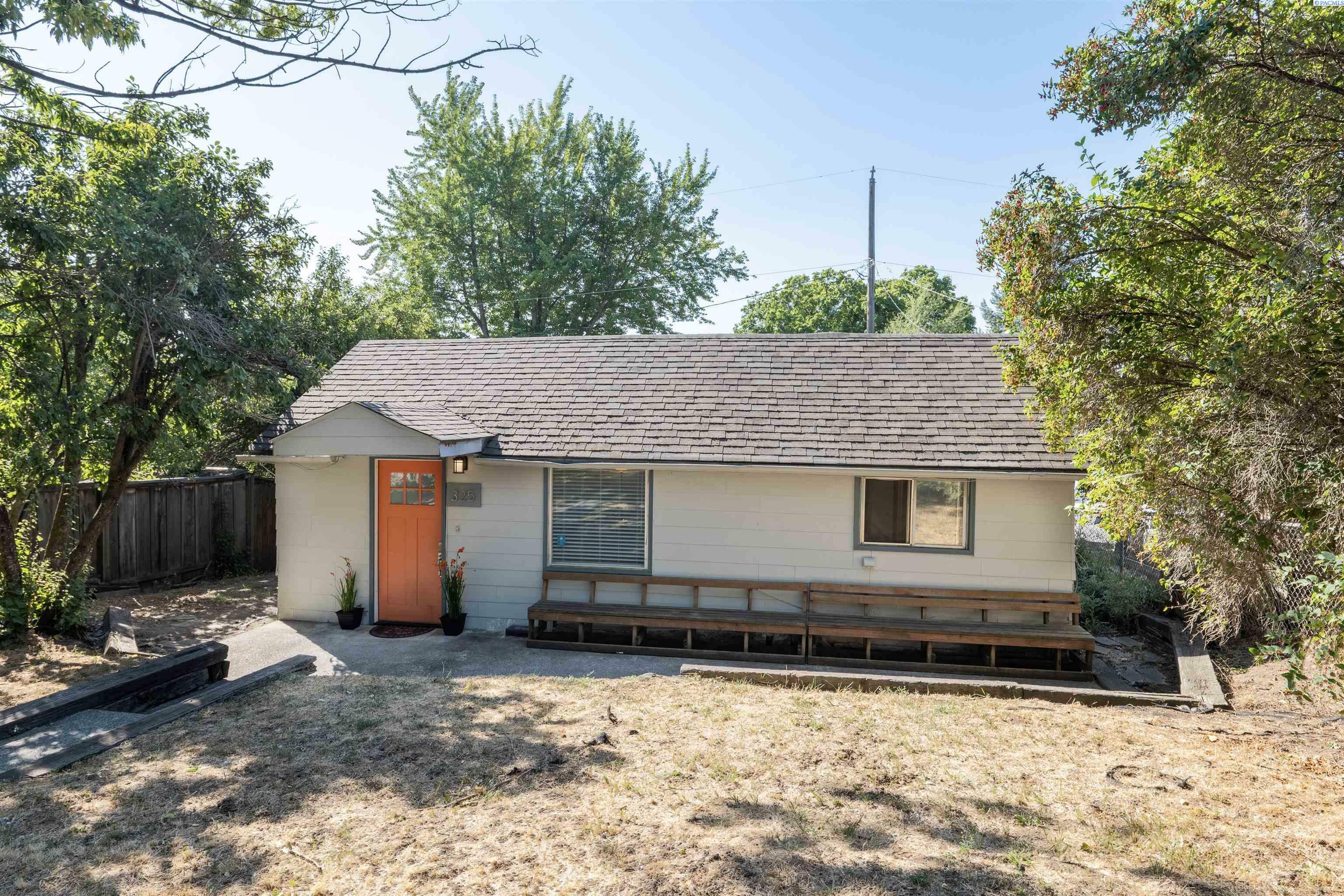 Property Photo:  325 NW Webb St  WA 99163 