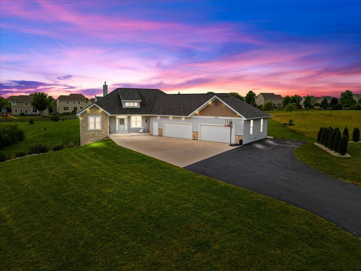 Property Photo:  1811 Misty Ridge Ln  WI 53024 