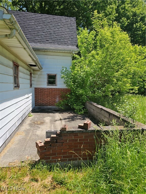 Property Photo:  611 State Road NW  OH 44483 