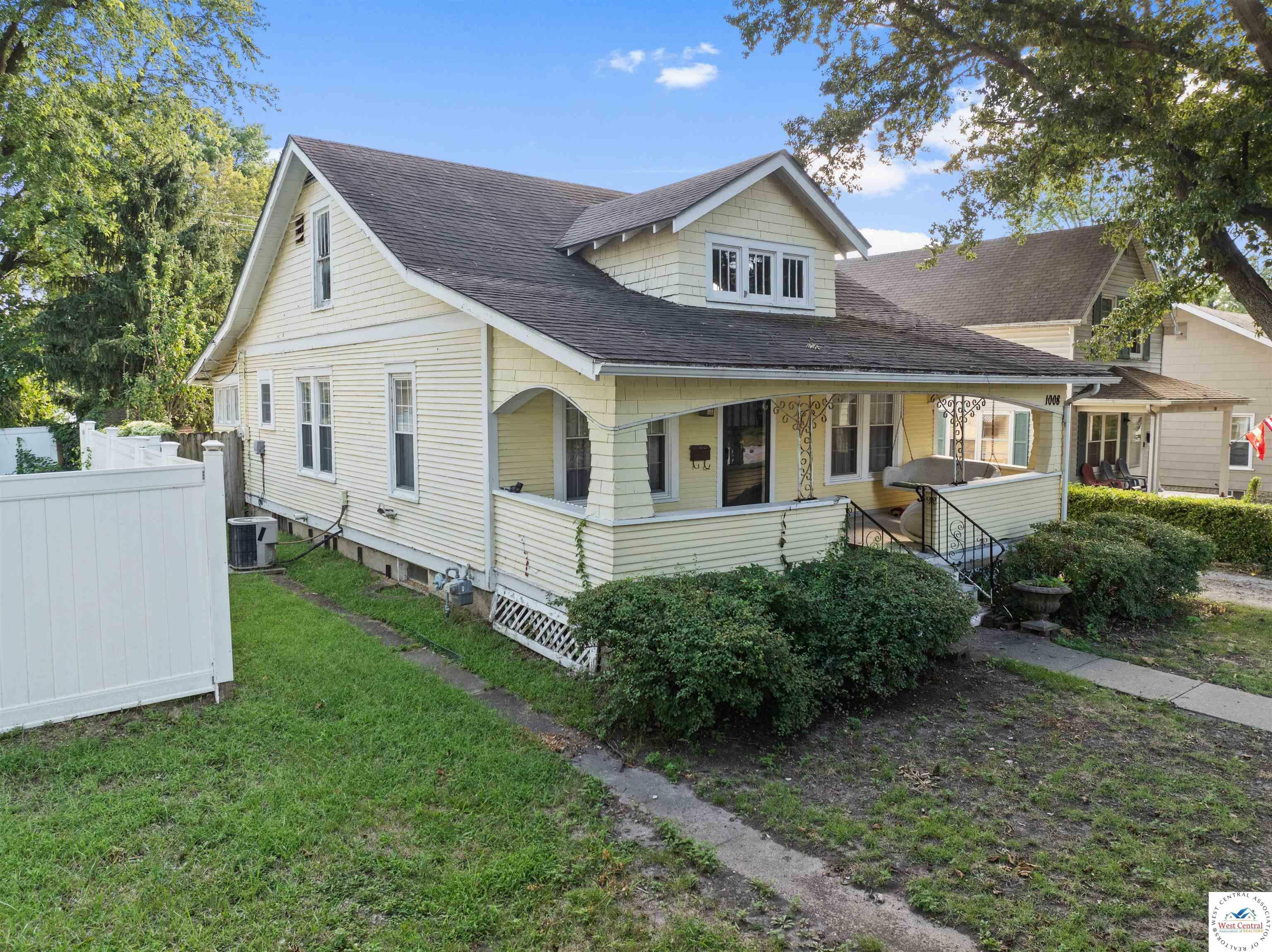 Property Photo:  1008 E Broadway  MO 65301 