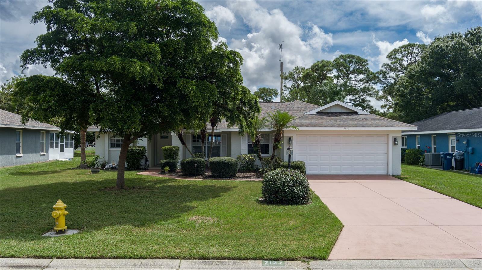 Property Photo:  7127 Queen Palm Circle  FL 34243 