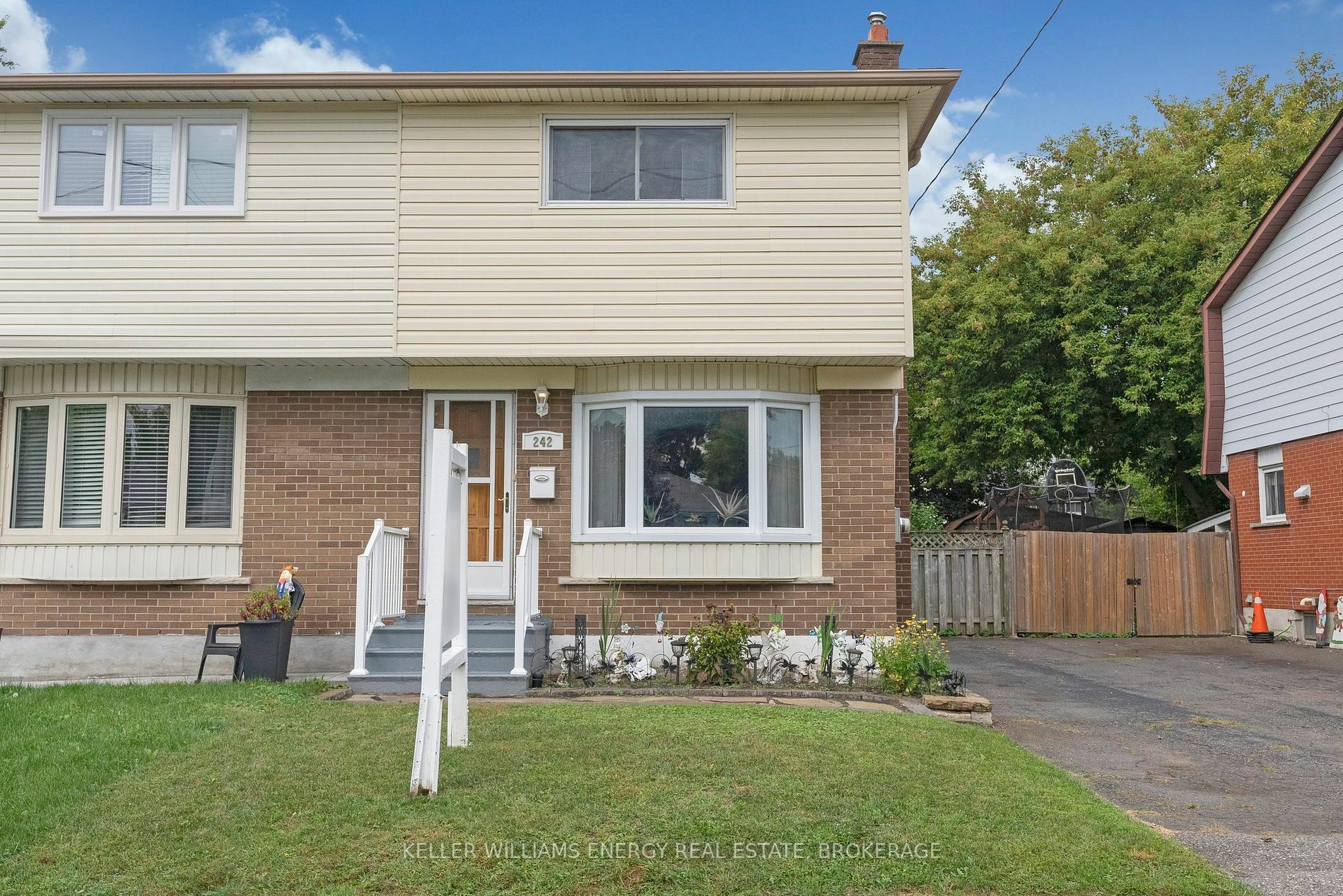 Property Photo:  242 Waverly St S  ON L1J 5V4 