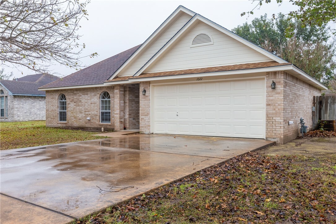 Property Photo:  1022 Alamo Street SE  TX 78644 