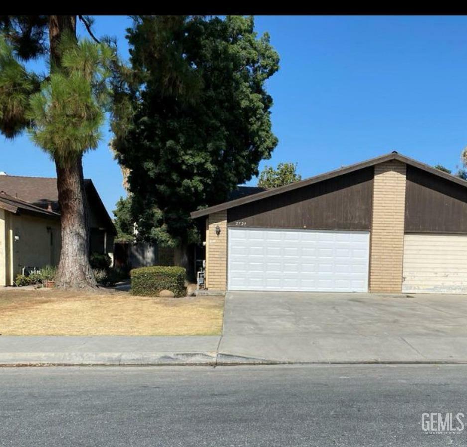 2729 Agate Street  Bakersfield CA 93304 photo