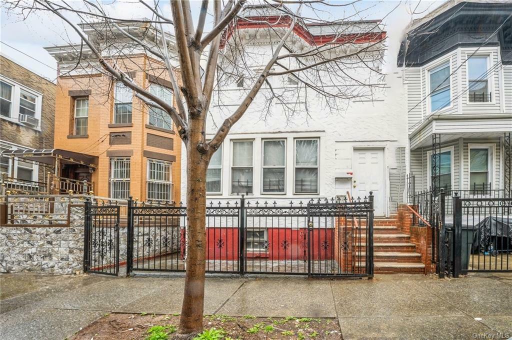 Property Photo:  671 E 224th Street  NY 10466 