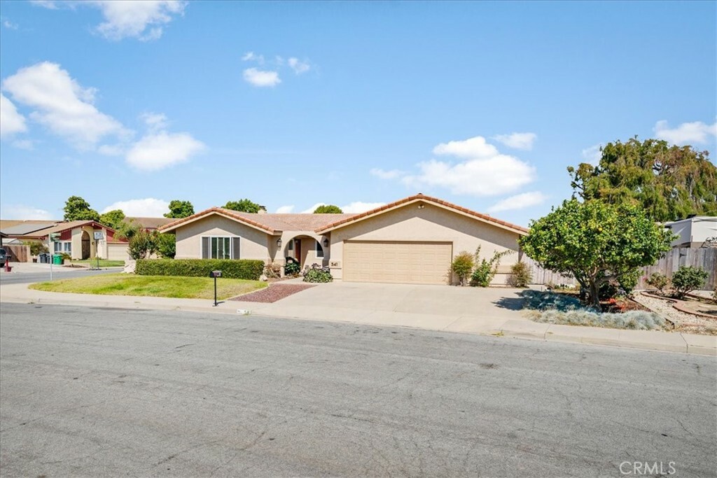 Property Photo:  541 Garnet Way  CA 93454 