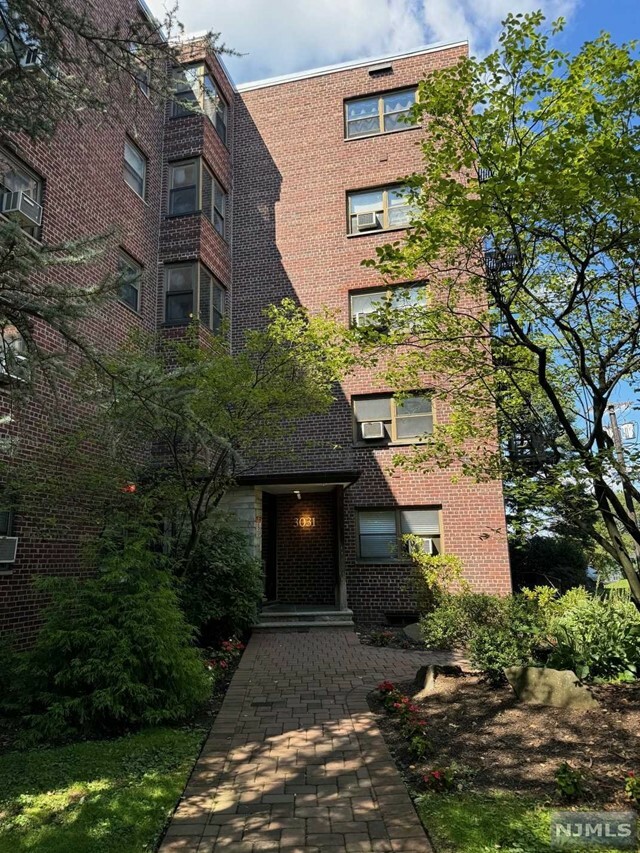 Property Photo:  3031 Edwin Avenue 1J  NJ 07024 