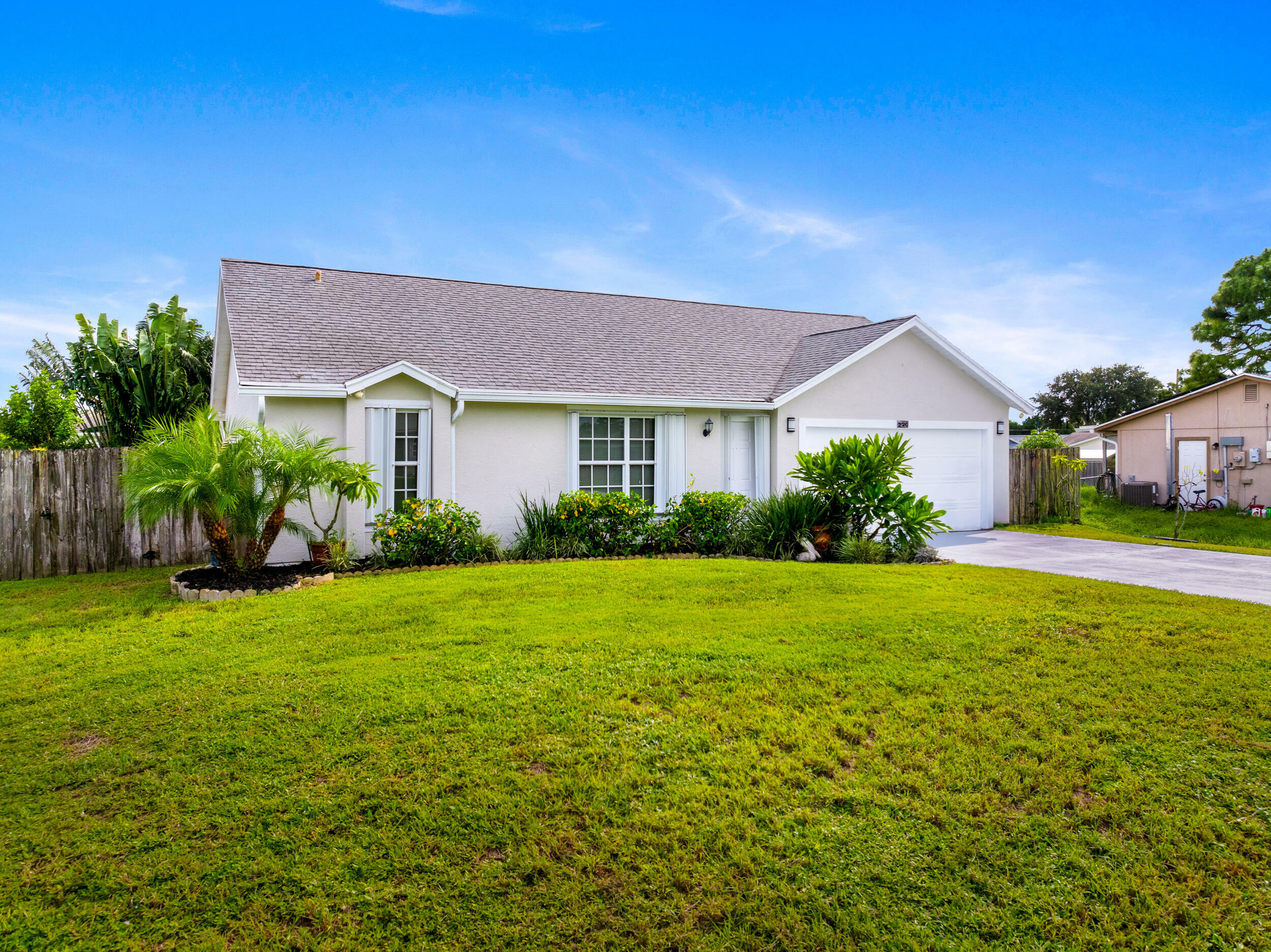 Property Photo:  250 SW Airview Avenue  FL 34984 