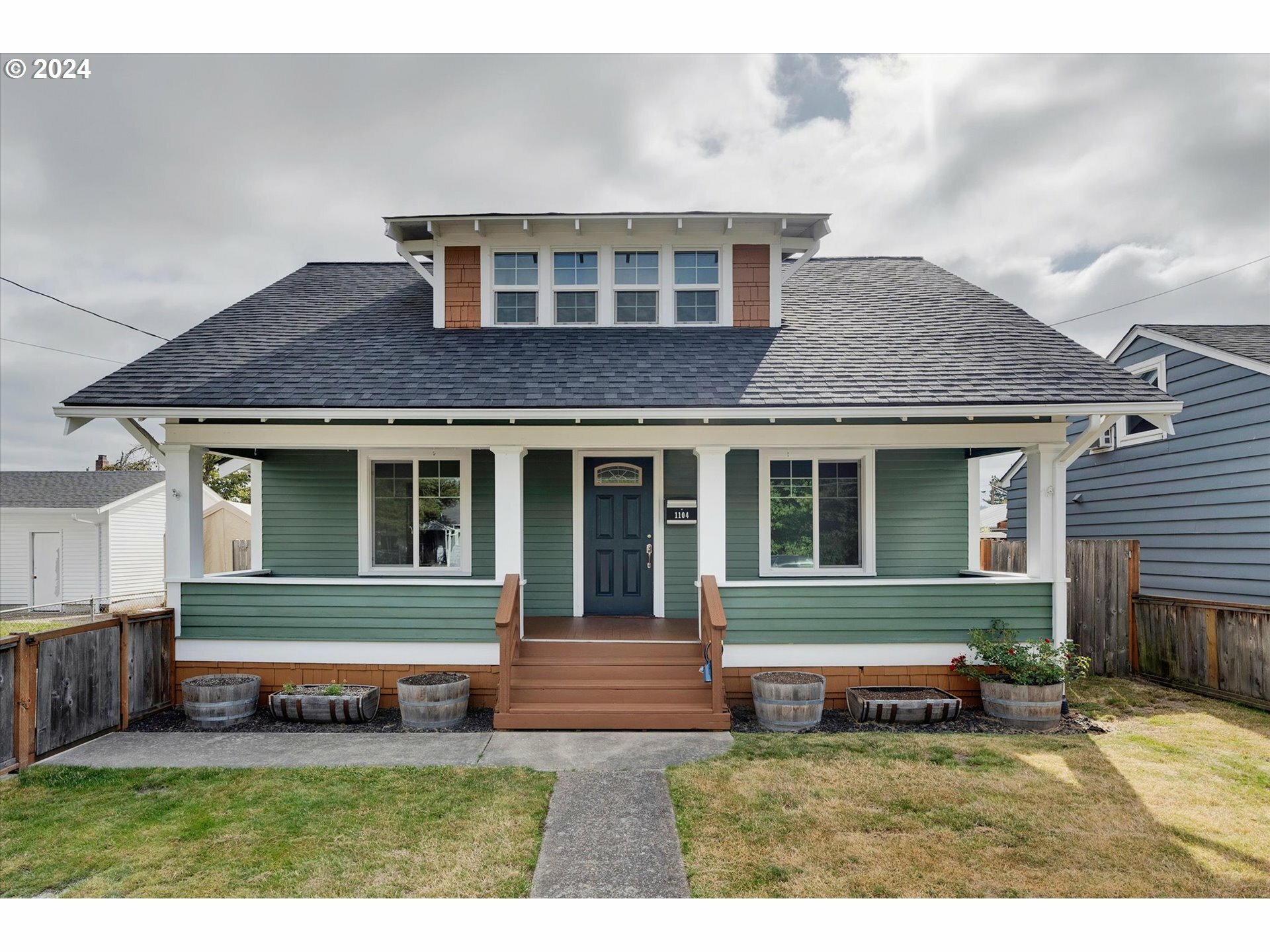 Property Photo:  1104 S Pacific Ave  WA 98626 