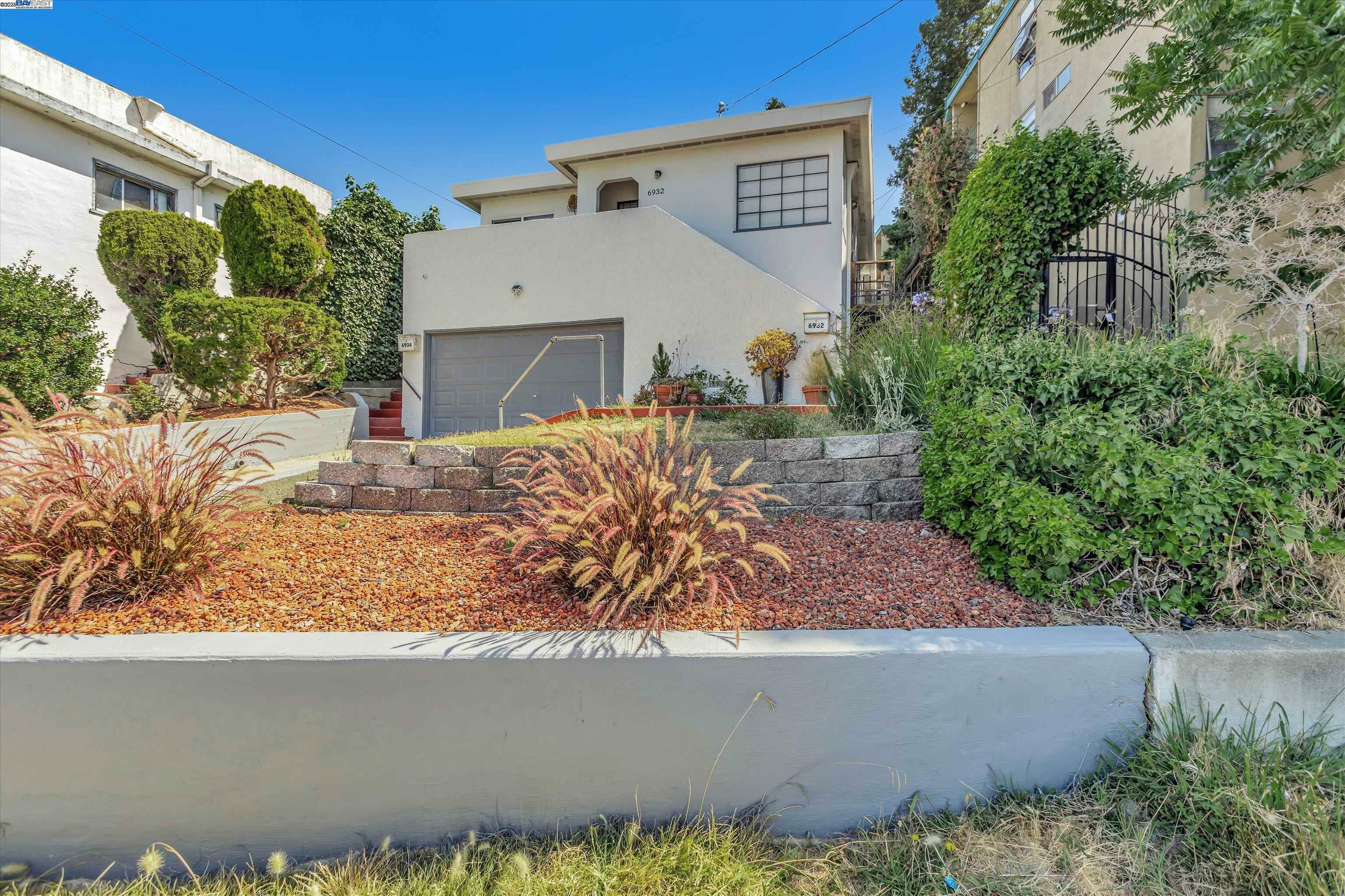 Property Photo:  6932 Macarthur Blvd  CA 94605 