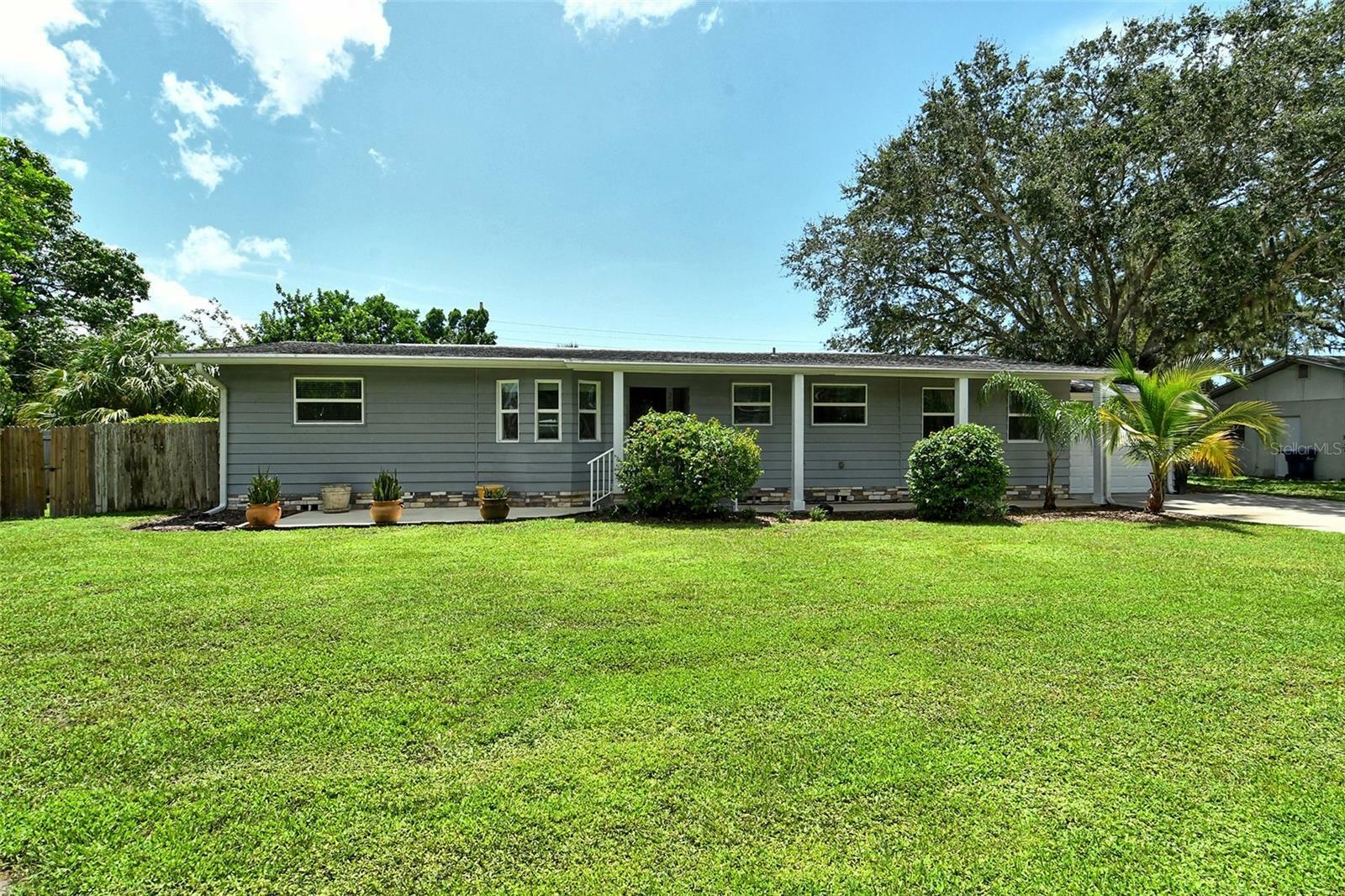 Property Photo:  2304 Sandrala Drive  FL 34231 