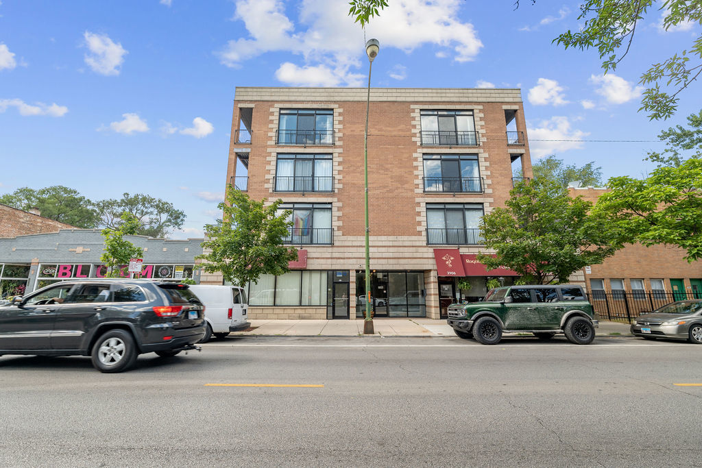 Property Photo: 2306 W Touhy Avenue 204 IL 60645