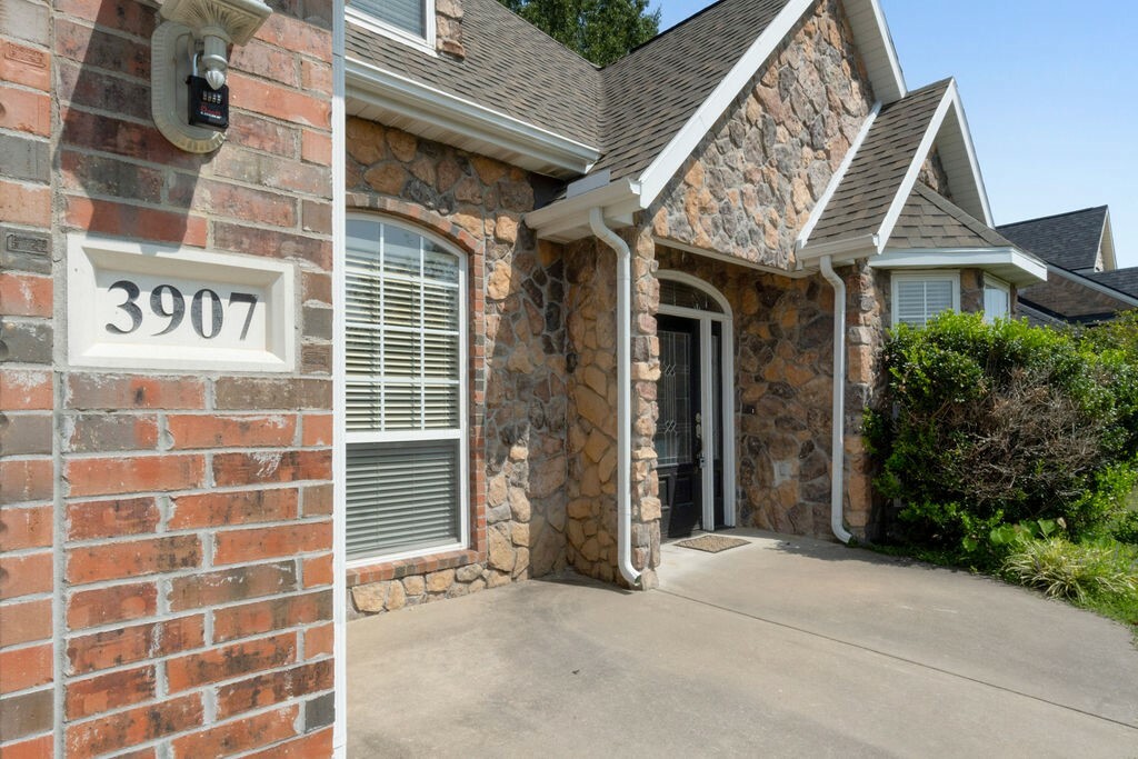 Property Photo:  3907 NE Kensington Avenue  AR 72712 