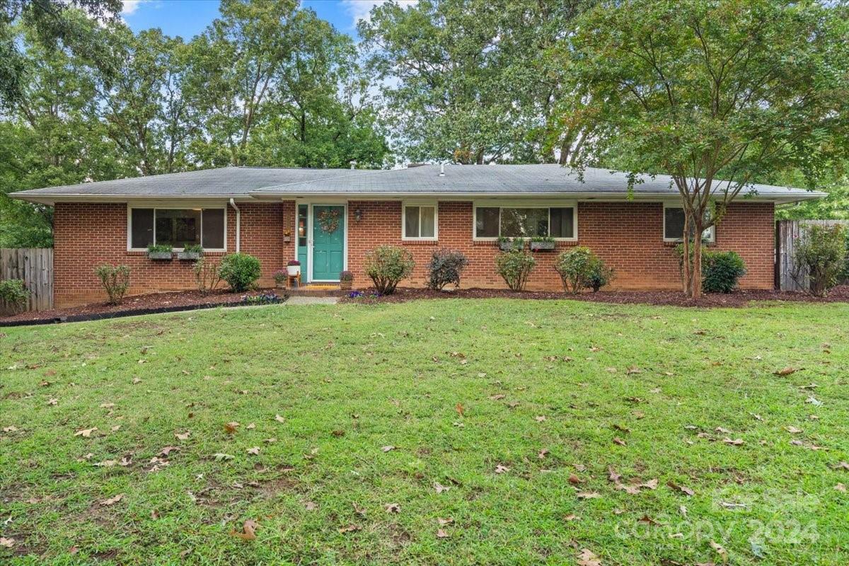 Property Photo:  1728 Oakridge Drive  NC 28216 