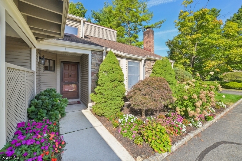 Property Photo:  1 Sarazen Ct  NJ 07932 