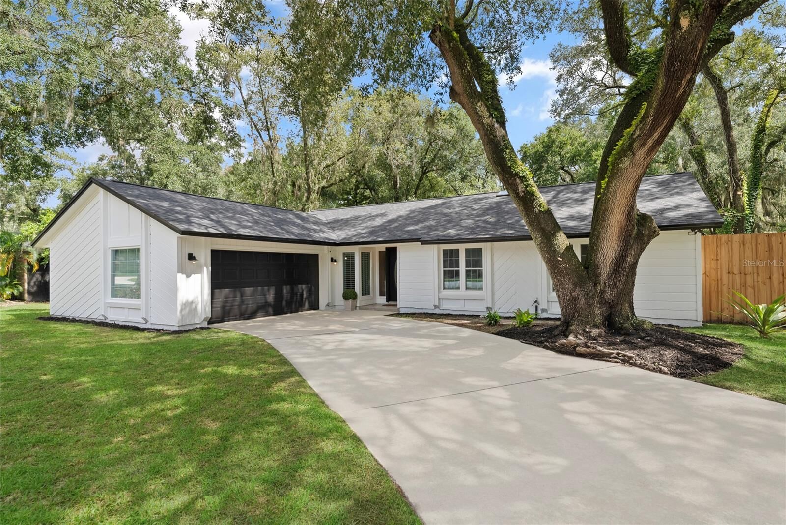 Property Photo: 420 Columbus Circle FL 32750