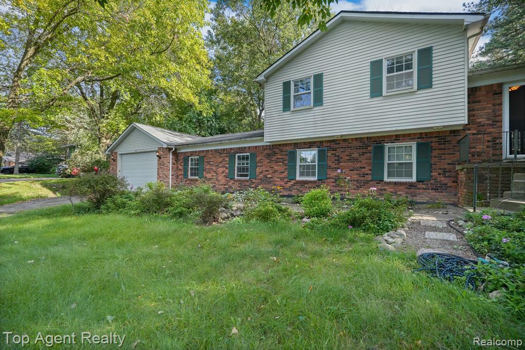 Property Photo:  5171 Greenview Drive  MI 48348 3829 