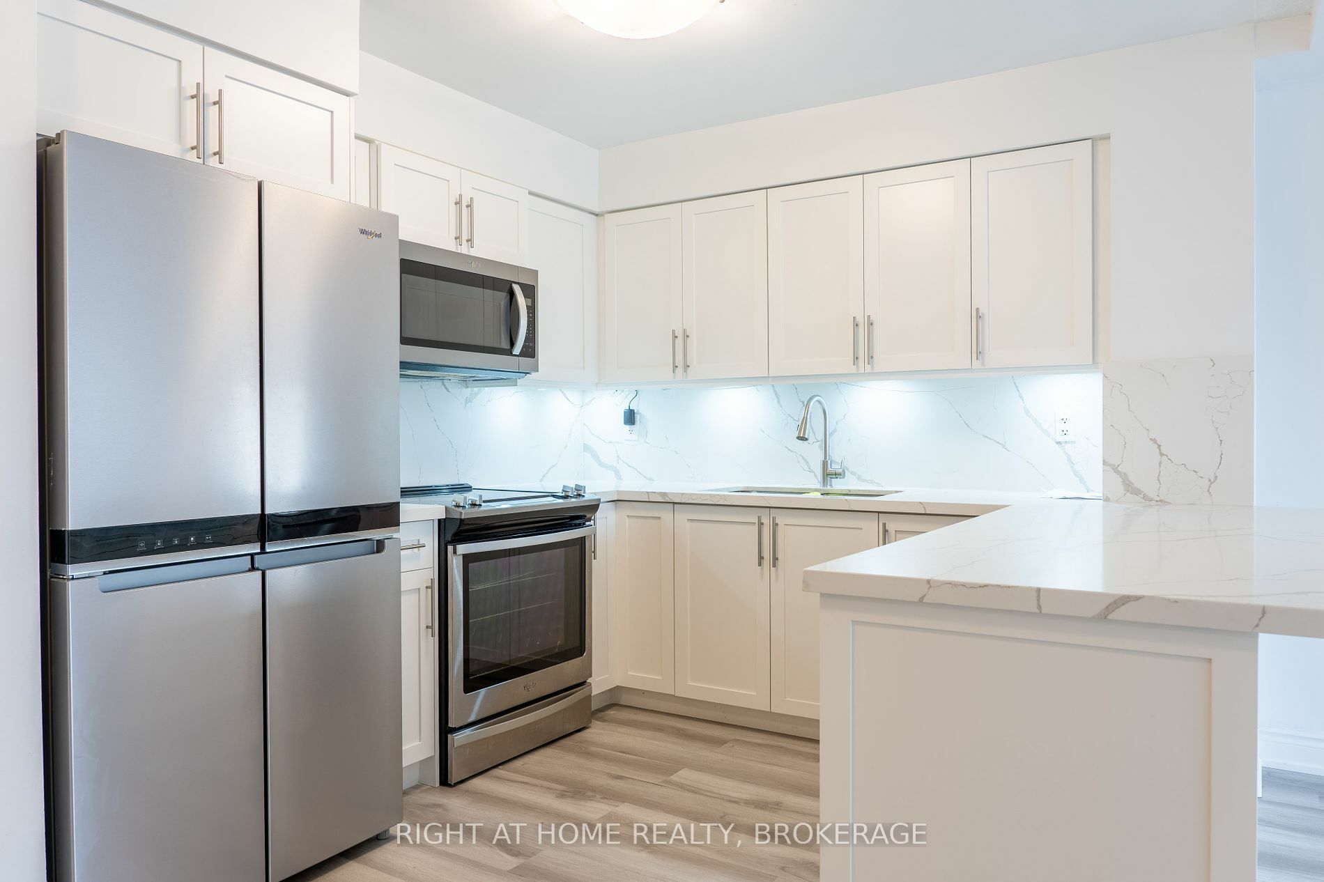 Property Photo:  3888 Duke Of York Blvd 534  ON L5B 4P5 