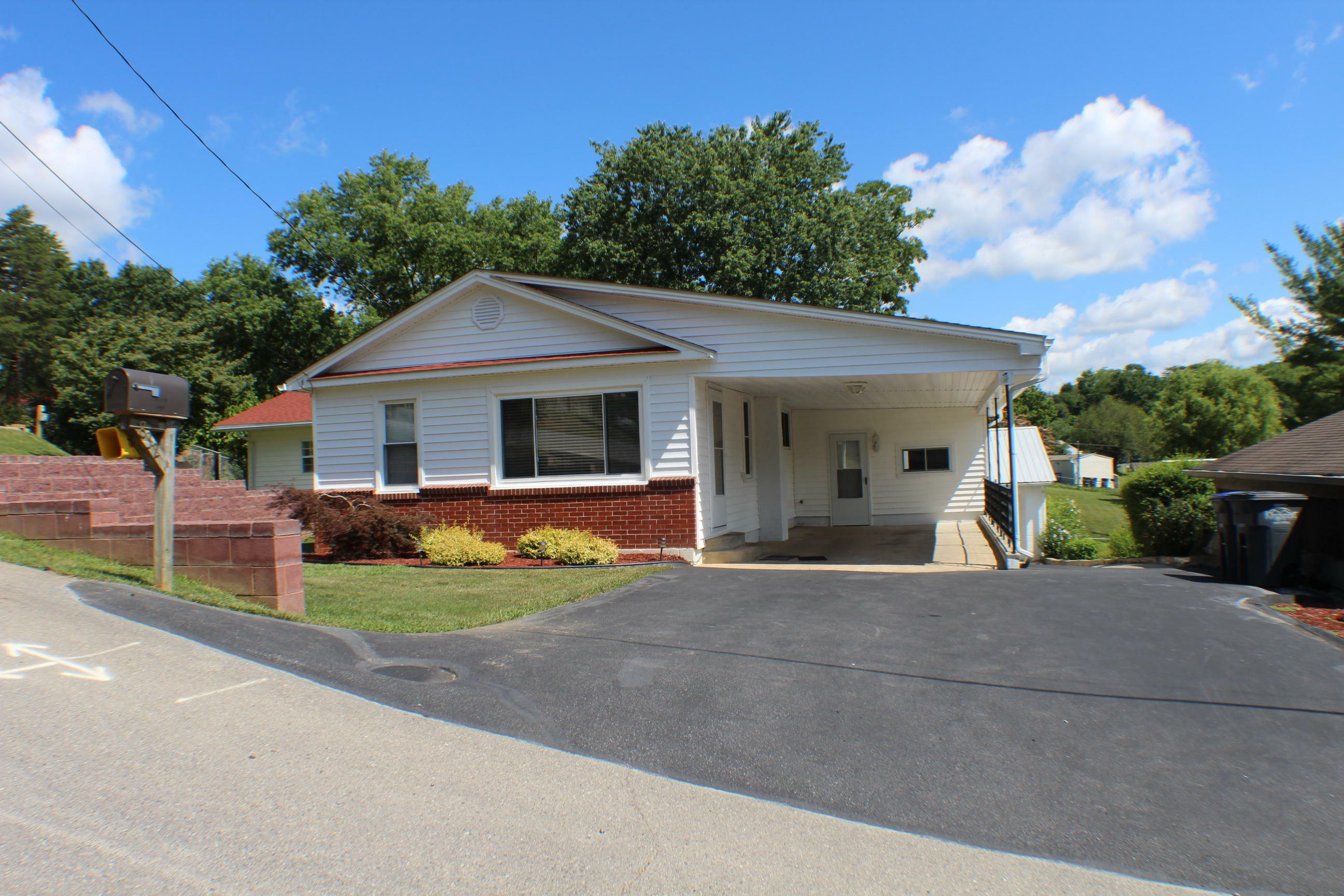 Property Photo:  832 Danbury Street  TN 37665 