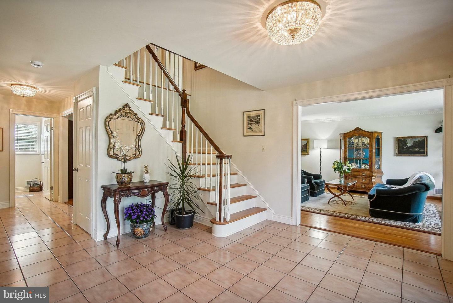 Property Photo:  21 Sweet Briar Court  NJ 08502 