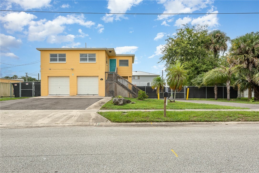 Property Photo:  624 S Grannis Avenue  FL 32796 