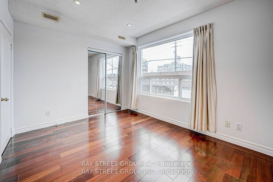 Property Photo:  641 Dupont St  ON M6G 1Z4 