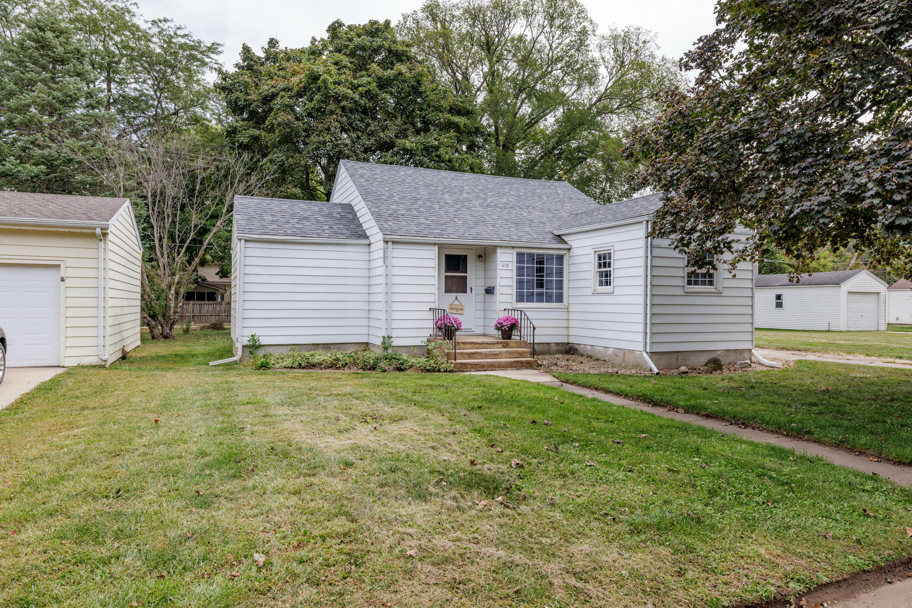 Property Photo:  416 School Street  IA 50126 